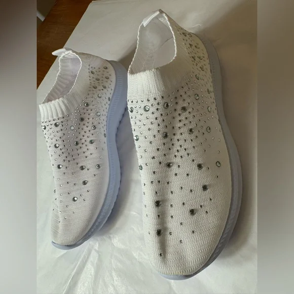 NWOT Women’s Slip-On Sneakers With Rhinestones Accents Lightweight White Size 8 - Picture 4 of 9